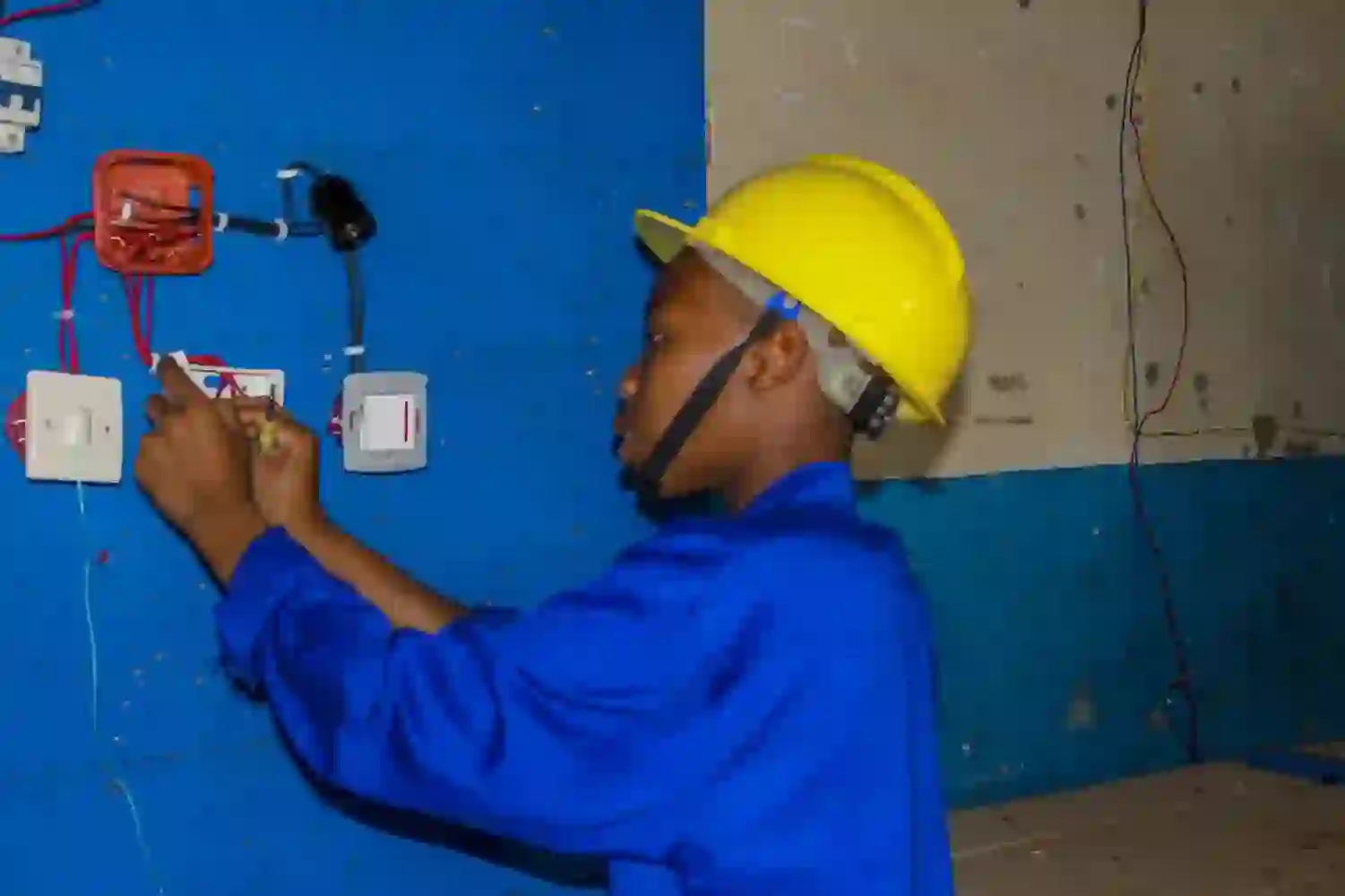 Abanyeshuri biga mu mashami ya Industrial Eletricity na Eletronic Services bakataje mu bumenyi bwamashami yabo.